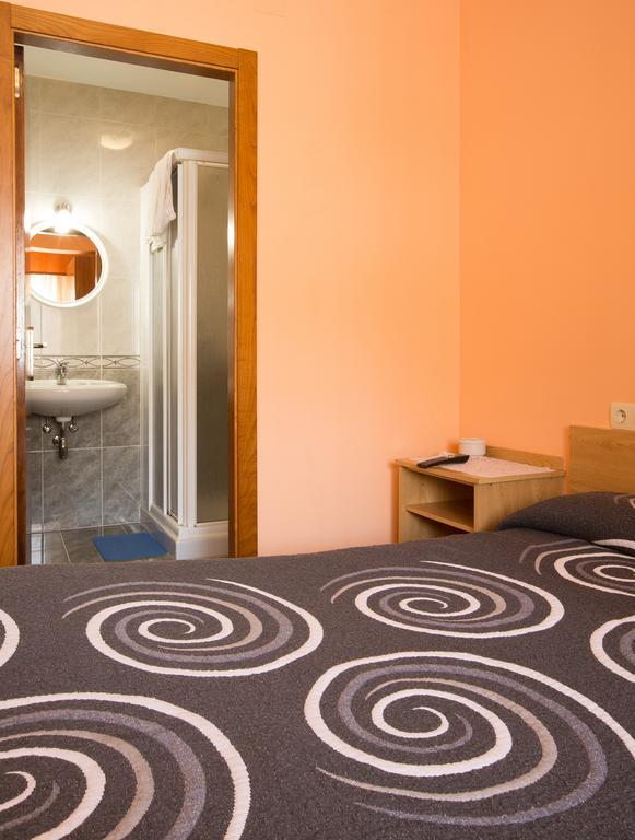 Pension Las Palmeras Lalin Room photo
